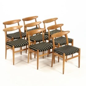 Hans J. Wegner. Et sæt på otte stole i eg model W2, 1960'erne (8)