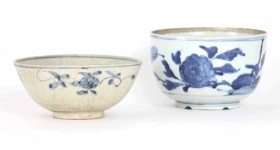 To kinesiske skåle af porcelæn og stentøj, Ming dynastiet, 1500/1600-tallet (2)