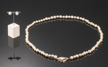 Pade. Lang perlehalskæde med safir- og diamantlås af 14 kt. guld med ørestikker (3)