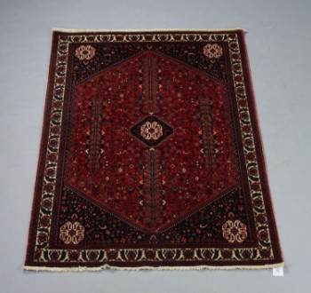 Persisk tæppe på rød bund. 210 x 154 cm