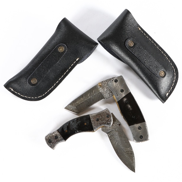 Two folding knives with Damascus steel blades and horn handles. (2)