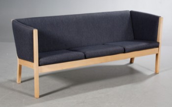H. J. Wegner. Tre-pers. sofa, model GE285, sæbebehandlet bøgetræ