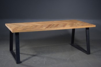 Spisebord med genbrugstræ, medeben af sortlakeret metal