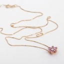 Lille blomstervedhæng i rødguld med pink safirer og diamant, i kæde af 18 kt. guld (2)