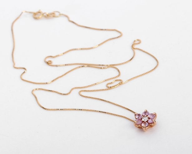 Lille blomstervedhæng i rødguld med pink safirer og diamant, i kæde af 18 kt. guld (2)