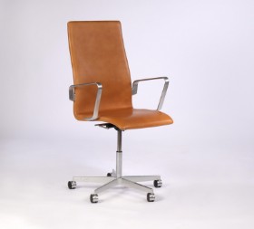 Arne Jacobsen. Oxford kontorstol i cognac walnut elegance anilin læder