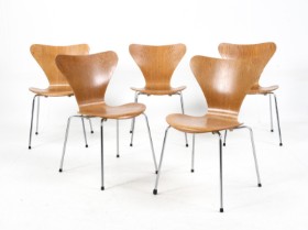 Arne Jacobsen for Fritz Hansen. Fem 7'er spisestole , egetræ (5)