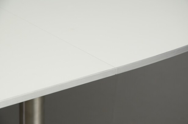 Vizion Furniture. Spisebord med udtræk, hvid laminat/ alukant. Model Arco. 