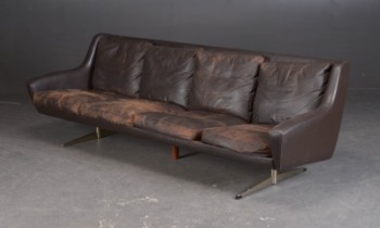 Dansk møbelproducent. Fire- pers. sofa betrukket med læder,