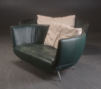 De Sede. A pair of two-seater sofas in green leather (2)