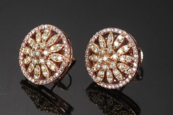 Et par fancy pink- og gule diamant ørestikker af 14 kt. rosaguld, ialt ca. 1.70 ct. (2)