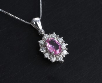Rosetvedhæng prydet med rosa safir og diamanter i kæde af 18 kt. hvidguld (2)
