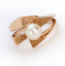 Ole Lynggaard. Vintage ring of 14 kt. red gold with pearl, 9 g