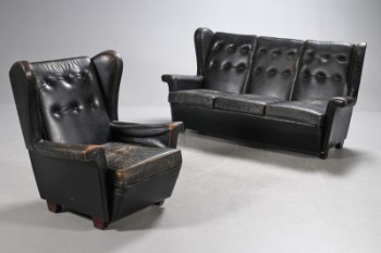 Dansk møbelproducent. Tre-pers sofa samt lænestol, sort læder (2)