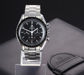 Omega 'Speedmaster Professional Moonwatch'. Herrechronograf i stål med sort skive - boks + cert. 2003