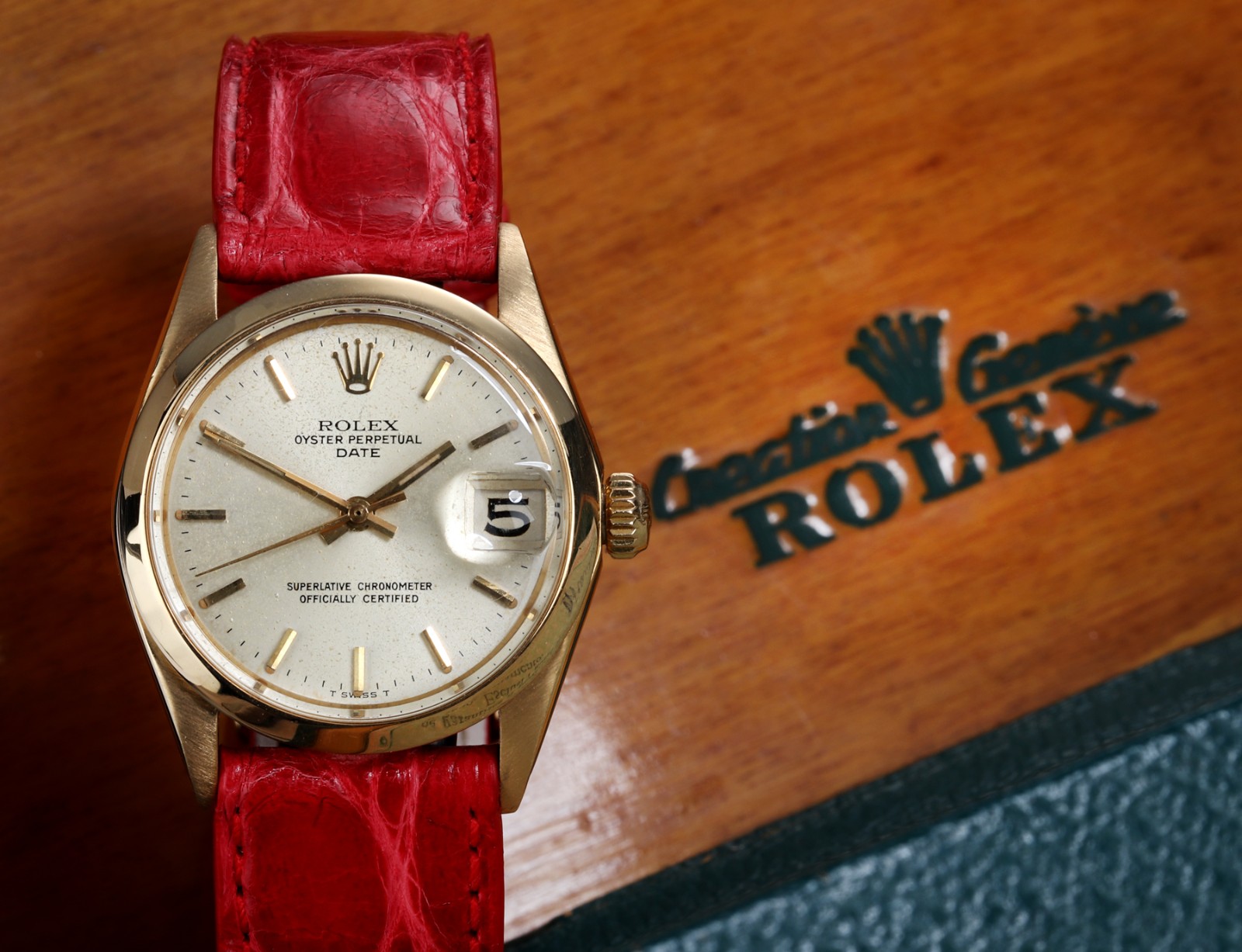 underordnet hvorfor ikke pille Rolex 'Date'. Midsize dameur i 18 kt. guld med gylden skive - boks +  garanti 1972 | Lauritz.com