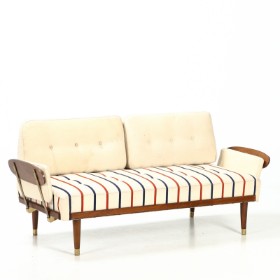 Sofa/sovesofa med detaljer i messing. Ca. 1950.