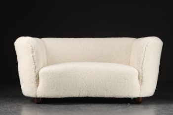 Overpolstret bananformet sofa betrukket med lammeuld