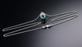 Smaragd- og diamantrosetvedhæng og kæde i 18 kt. hvidguld (2)