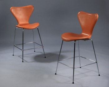 Arne Jacobsen. Et par barstole, cognacfarvet anilin læder, model 3187 (2)