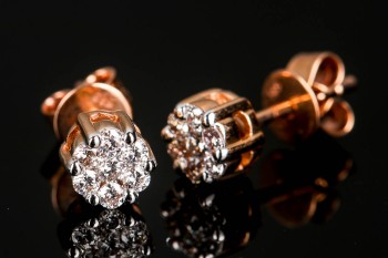 Diamonds By Frisenholm. Et par diamant ørestikker af af 14 kt. rosaguld, 0.25 ct. (2)