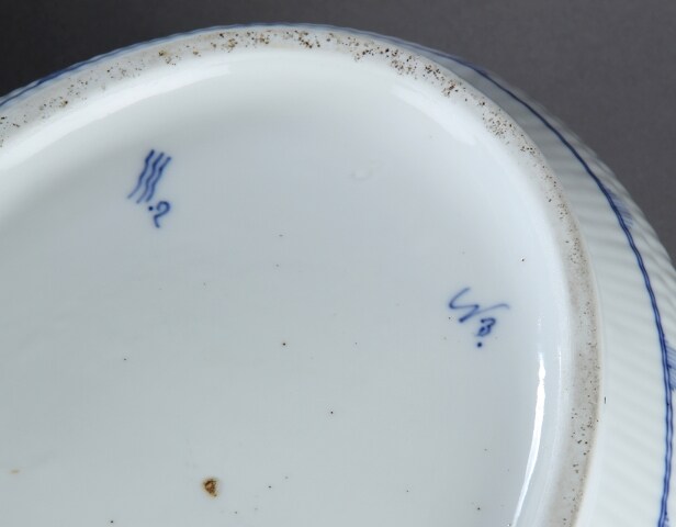Royal Copenhagen. Stor 'Musselmalet riflet' terrin, 1800-tallet