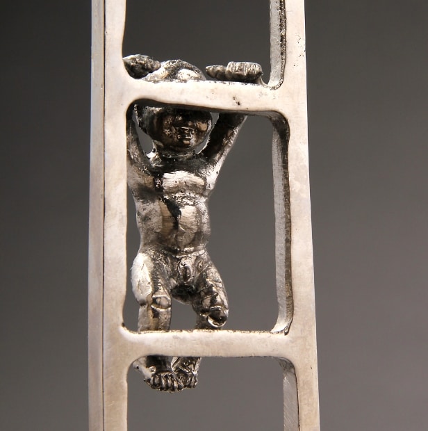 Marco Evaristti, cd. 'Kravlende børn på stige'. Skulptur af bronze