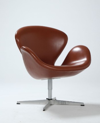Arne Jacobsen. Svanen. Lænestol model 3320, rødbrun læder