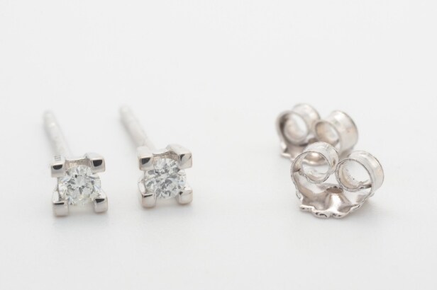 Pair of solitaire diamond earrings, 14 kt. white gold, approx. 0.10 ct