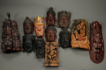 En samling træmasker og skulpturer (12)