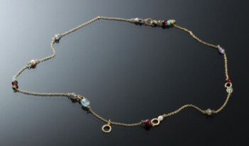 Marianne Dulong. Piccolo Halskette aus 18 kt. Gelbgold mit Edelsteinen