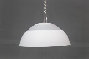Arne Jacobsen . Pendel model AJ1 , hvid -