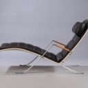 Preben Fabricius & Jørgen Kastholm. 'Græshoppen', chaiselongue i sort læder, model FK 87