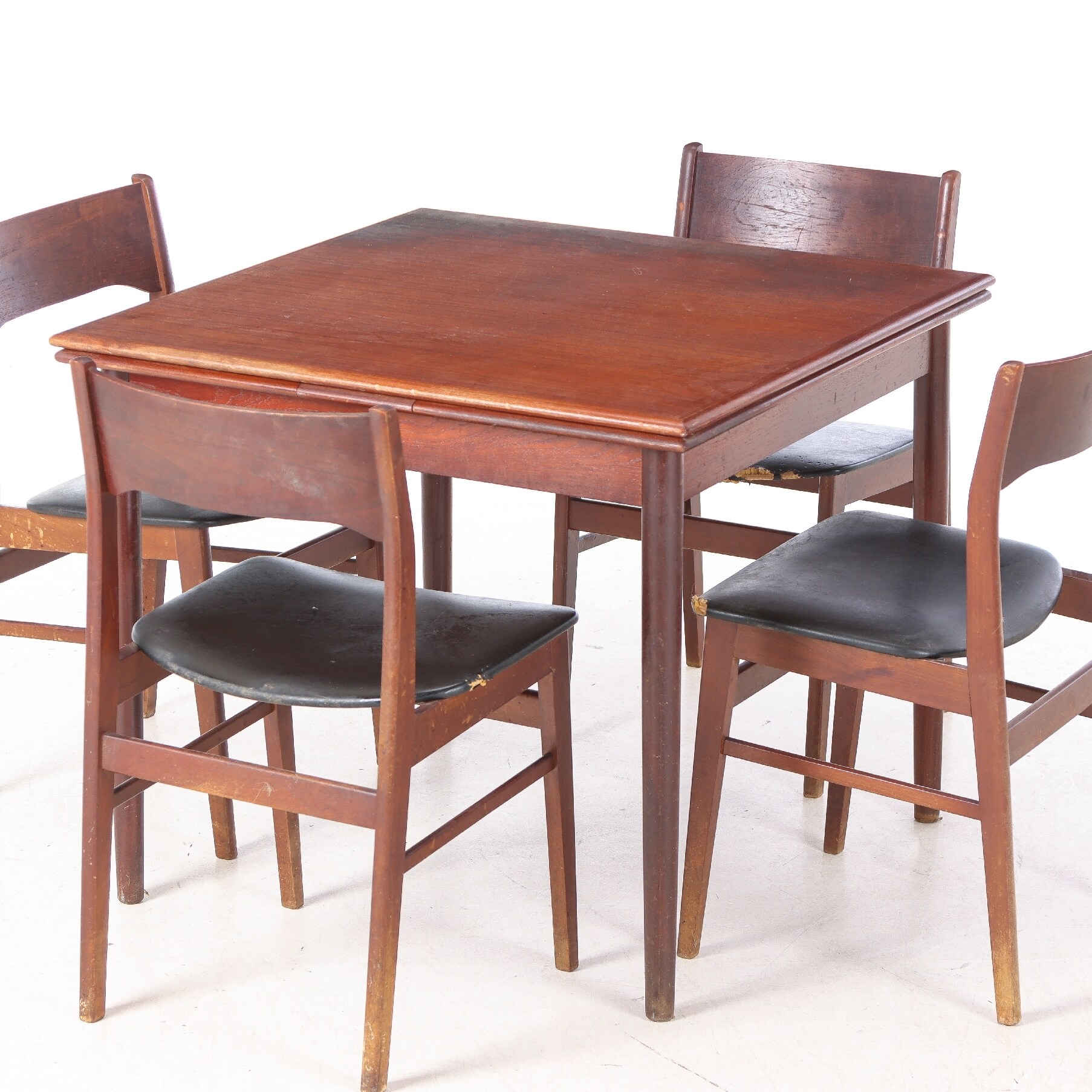 Teak dining table with Dutch extension and four chairs (5) | Lauritz.com