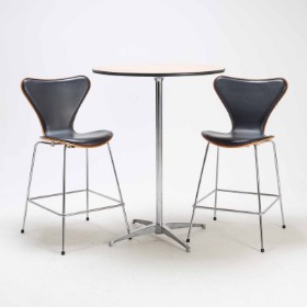 Arne Jacobsen. Et par 'Syver' barstole, model 3197, red label samt cafe/barbord (3)