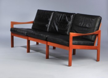 llum Wikkelsø. Trepers sofa i teak, model 20, sort læder.