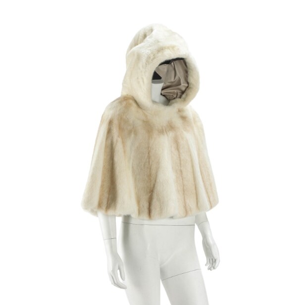 7008 - Kopenhagen Fur. Poncho med hætte af mink. Onesize