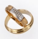 Nuran. Et par moderne forlovelses-/ vielsesringe af 14 kt. guld/ hvidguld, damering prydet med diamanter, i alt 0.08 ct. (H/VS) (2)
