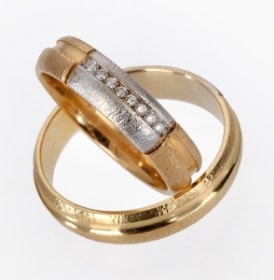 Nuran. Et par moderne forlovelses-/ vielsesringe af 14 kt. guld/ hvidguld, damering prydet med diamanter, i alt 0.08 ct. (H/VS) (2)