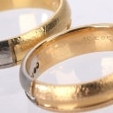Nuran. Et par moderne forlovelses-/ vielsesringe af 14 kt. guld/ hvidguld, damering prydet med diamanter, i alt 0.08 ct. (H/VS) (2)