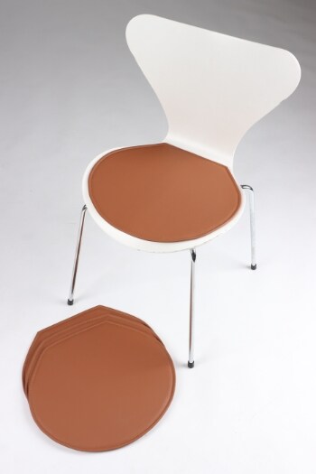 Fire hynder til Arne Jacobsens stole model 3107/3207 (4)