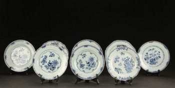 Otte kinesiske tallerkener af blådekoreret porcelæn, Qianlong (8)