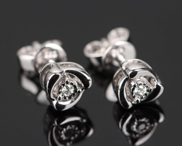 Diamonds by Frisenholm. A pair of diamond earrings of 9 kt. white gold. (2)