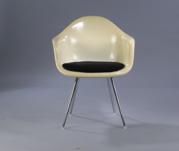 Charles Eames. Armstol i glasfiber, sædepolstret med sort uldstof, model DAX