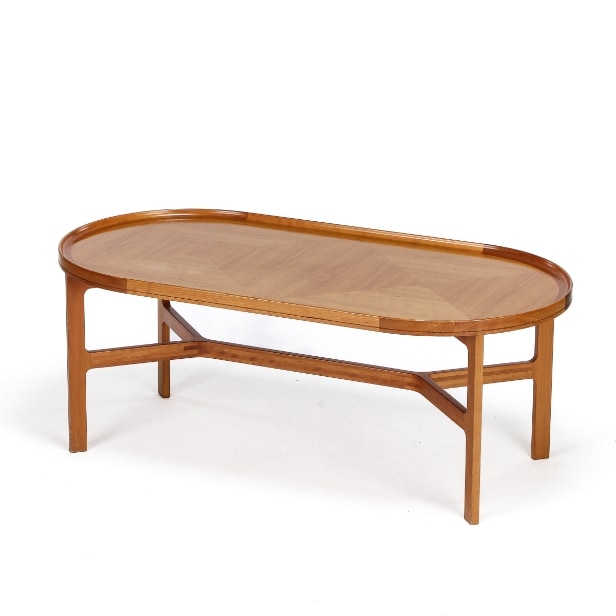 Rud Thygesen & Johnny Sørensen. Ovalt sofabord af kirsebær, model 7520