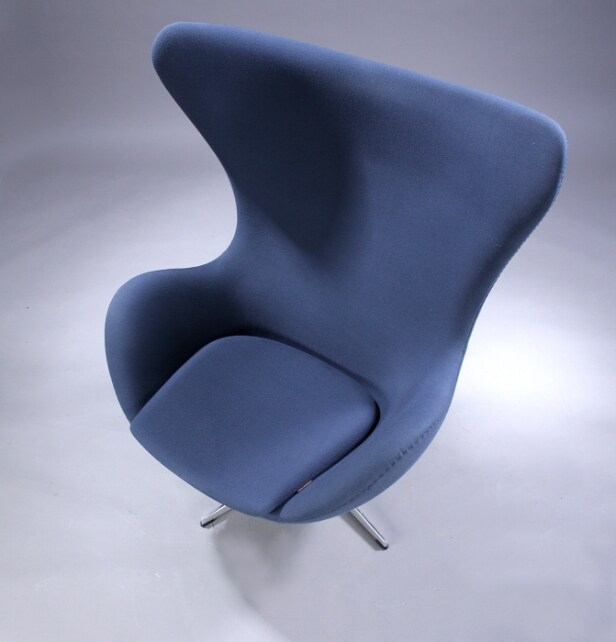 Arne Jacobsen. Ægget. Lænestol samt skammel, model 3316 og 3127 (2) Denne vare er sat til omsalg under nyt varenummer 5584754