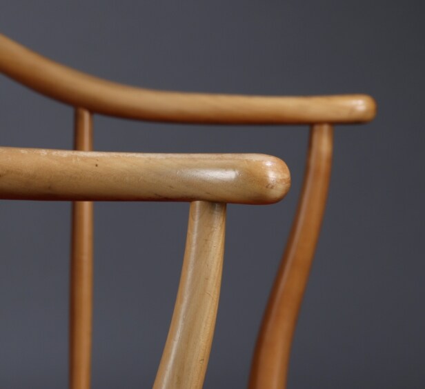 Hans J. Wegner. 'Den kinesiske stol' / 'Kinastolen'. Armstol af massiv lys kirsebær