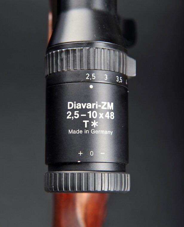 Jagtriffel Sauer 202 Classic kal. 9,3x62 med Zeiss Diavari 2,5x10-48 m/skinne og sigte 4 samt ekstra 5 skuds magasin.