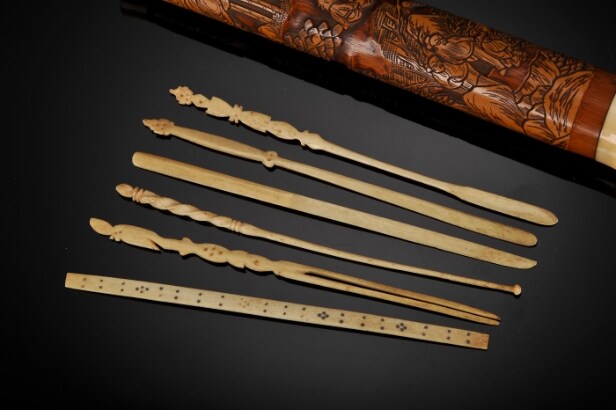 Cylindrisk etui af udskåret bambus med elfenbens montering, Kina 1700-1800 tallet