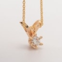 Solitaire brillantvedhæng med brillant på ca. 0.18 ct.  af 14 kt. guld, dertil en kæde af forgyldt sterling sølv